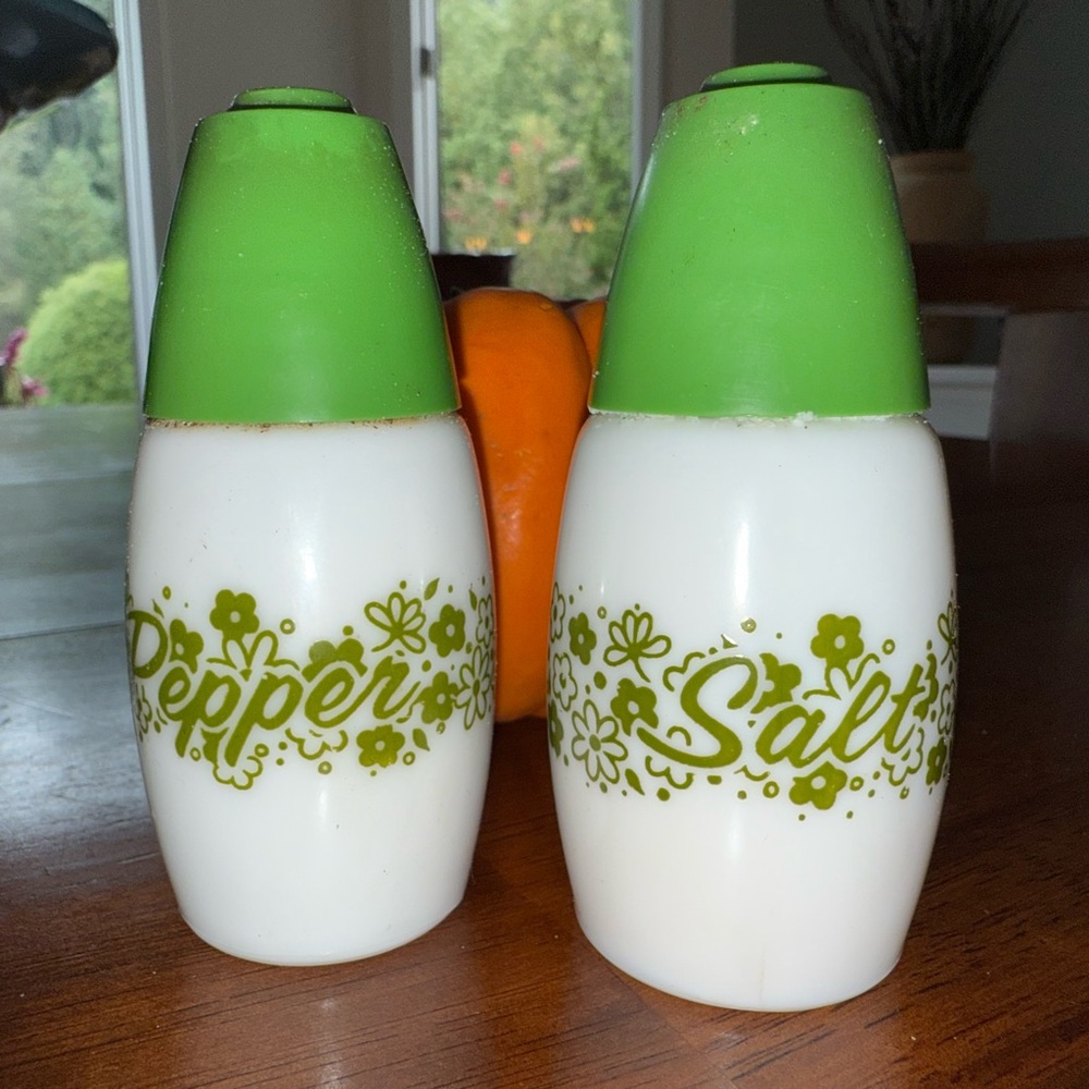 Westinghouse Gemco Milk Glass Green White Crazy Daisy Salt & Pepper Shakers